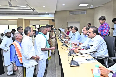 ఫిర్యాదులను సత్వరమే పరిష్కరించాలి