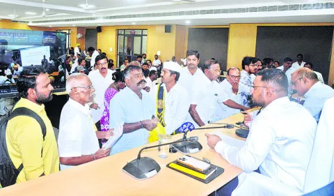 అర్జీల పరిష్కారానికి చొరవ చూపాలి