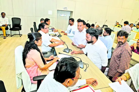 మేడం.. సమస్యలు పరిష్కరించండి