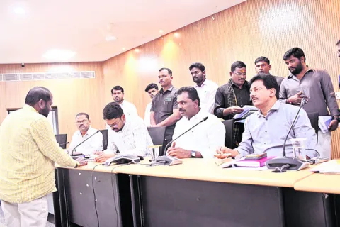 ఫిర్యాదులు సత్వరమే పరిష్కరించండి 