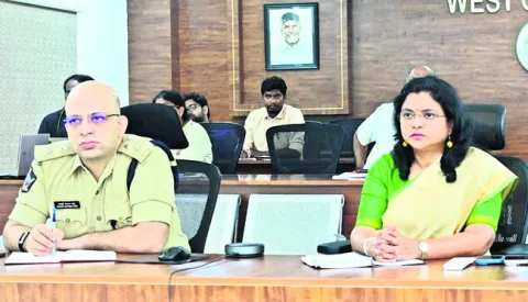 గోదావరిలో దూకి తండ్రీకొడుకులు మృతి 