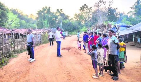 గిరిజన గ్రామాల్లో  పోలీసుల తనిఖీలు 