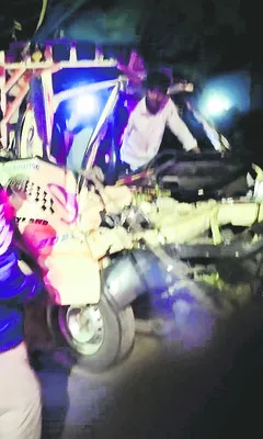 రోడ్డు ప్రమాదంలో  ఇద్దరికి తీవ్ర గాయాలు 
