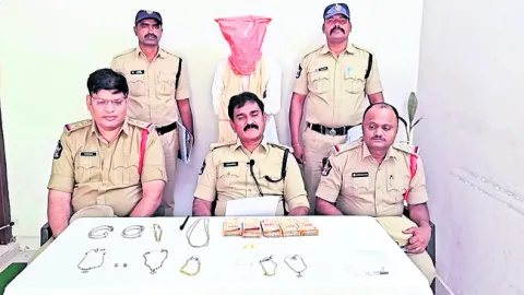  ● 9 తులాల బంగారం, 55 తులాల వెండి, రూ.లక్ష నగదు స్వాధీన