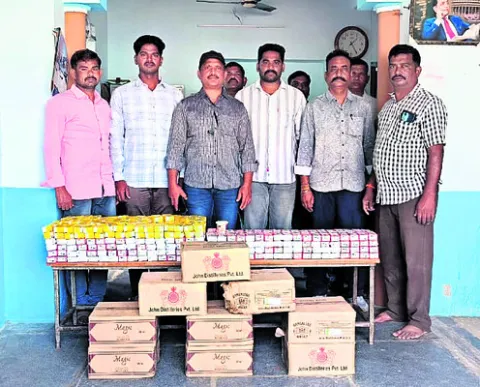 భారీగా కర్ణాటక మద్యం పట్టివేత 