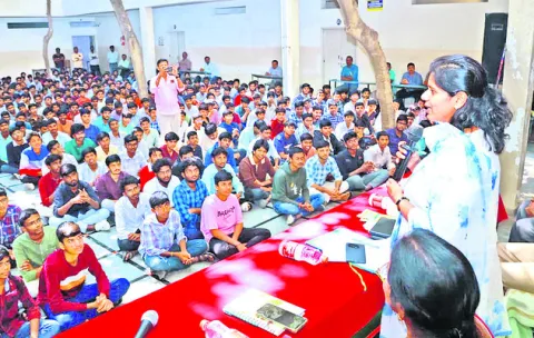 యువత చెడు వ్యసనాలకు బానిస కావద్దు