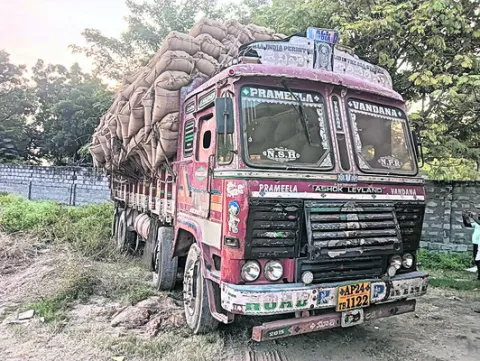 వారం రోజులుగా మిల్లు బయటే..