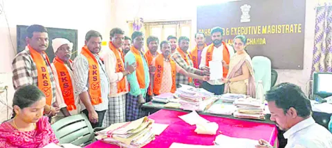 మక్కల పైసలు రాలే..!