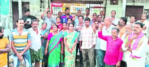 మద్యం షాపు ఎదుట ధర్నా 