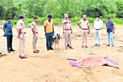 గుర్తుతెలియని మహిళ దారుణ హత్య 