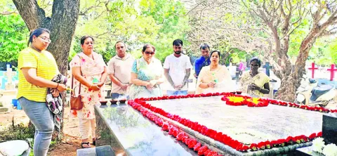 సమాధుల తోటలో ఆంగ్లో ఇండియన్స్‌ సందడి 