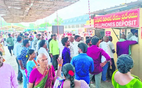 భక్తులకు ఎన్నాళ్లీ ‘సెల్‌’ కష్టాలు.! 
