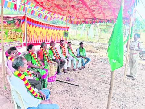 భూ సమస్యలు పరిష్కరించాలి