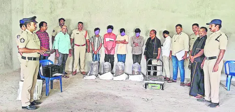 వ్యసనాలకు బానిసలై గంజాయి విక్రయాలు