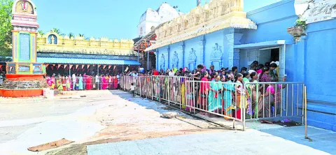 రామతీర్థానికి పోటెత్తిన భక్తులు 