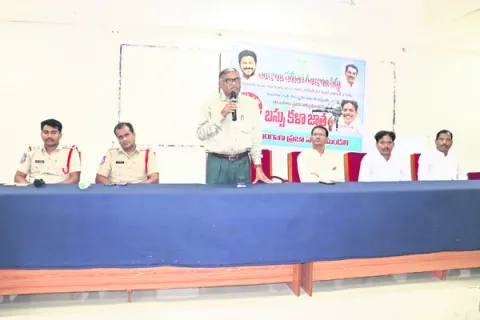 సమాజాన్ని కళలు ప్రభావితం చేస్తాయి