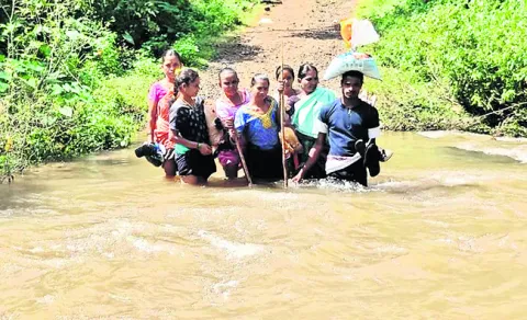 సరుకులు తెచ్చుకోవాలంటే వాగులు దాటాల్సిందే
