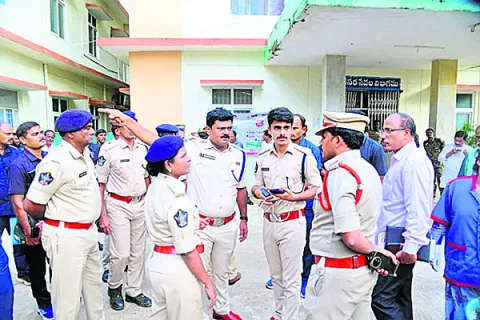 కాశీబుగ్గలో జిల్లా పోలీసుల సహాయక చర్యలు 