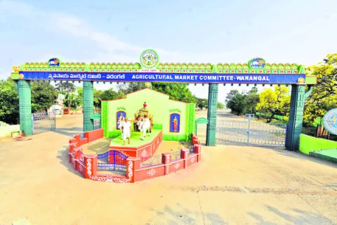 కార్యదర్శి లేక చెల్లింపులు పెండింగ్‌ 