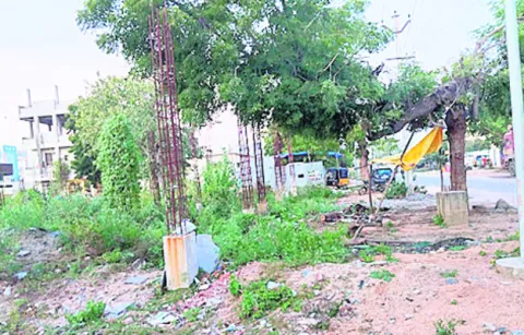 పిల్లర్లు దాటని తహసీల్దార్‌ భవనం