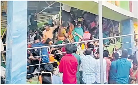 Srikakulam Kashi bugga Venkateshwara temple Stampade 9 Devotees Dead