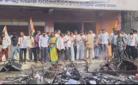 Bhadradri Kothagudem: Congress Leaders Besiege Manuguru Brs Office
