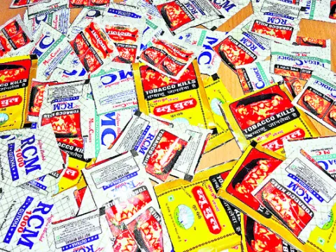 కళ్ల ముందే దందా..