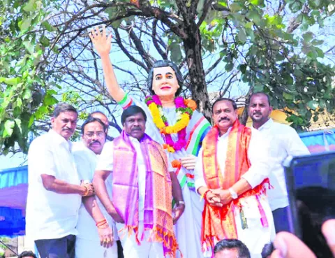 చరిత్ర తిరగరాసే కుట్రలు చేస్తున్న మోదీ 