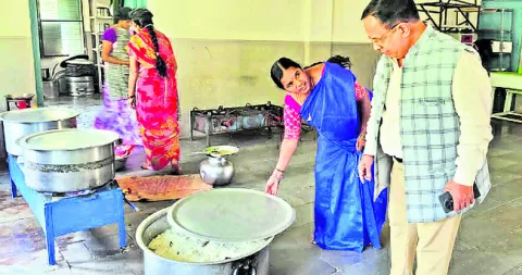 కేజీబీవీ పరిశీలన