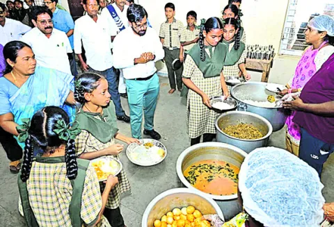 విద్యార్థి దశ నుంచి పుస్తక పఠనం అవసరం 