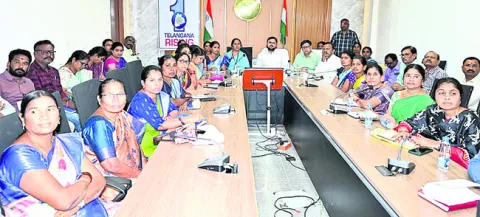 చీరల పంపిణీపై వీడియో కాన్ఫరెన్స్‌