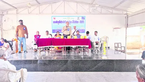 వయోవృద్ధులకుతోడ్పాటునందించాలి 
