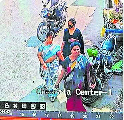 బంగారు దుకాణ యజమానికి మహిళల టోకరా 