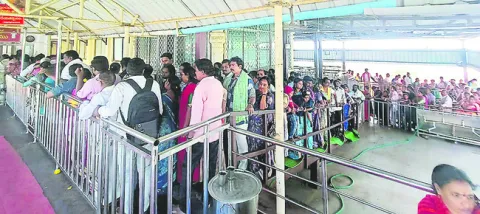 రత్నగిరిపై భక్తుల రద్దీ 