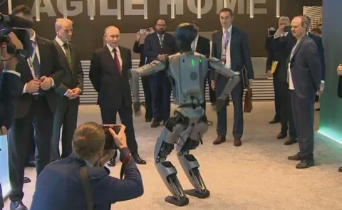 Robot Dance Front of Russia President Vladimir Putin