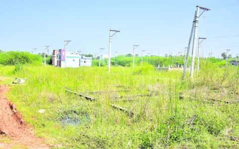 స్థలం లేదు.. ఇల్లూ లేదు 