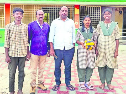రాష్ట్ర స్థాయి క్రీడలకు ముగ్గురు విద్యార్థులు 

