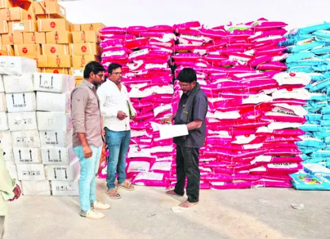 ఎరువుల దుకాణాల్లో తనిఖీలు 