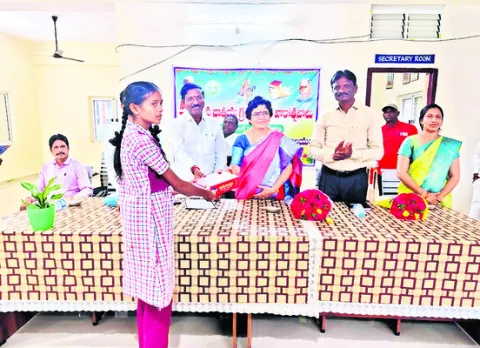 విద్యార్థులు జీవిత లక్ష్యాన్ని చేరుకోవాలి