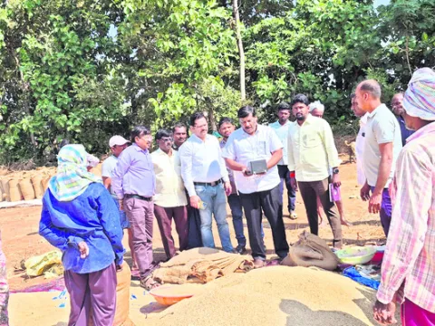 రైతులకు గన్నీ సంచులు అందించాలి
