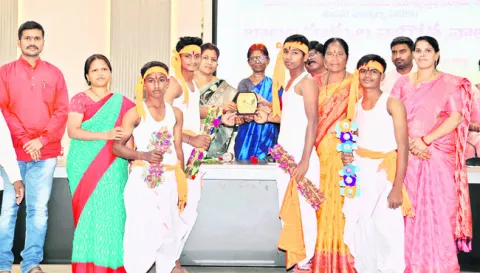 విద్యార్థులు ఉన్నతస్థాయికి చేరుకోవాలి 