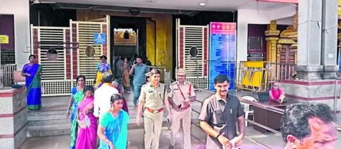 శ్రీ మఠంలో జిల్లా ఎస్పీ 