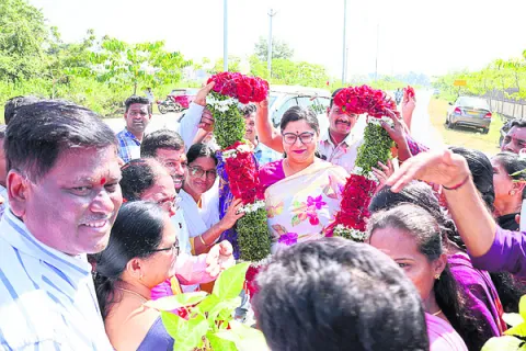 కలెక్టర్‌కు ఘన స్వాగతం..