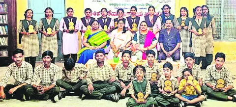 విద్యార్థులు గ్రంథాలయాన్ని సందర్శించాలి 