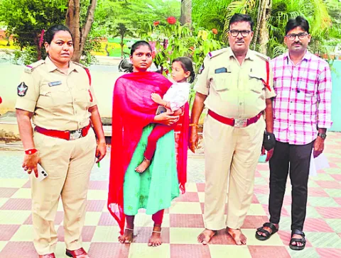 తప్పిపోయిన బాలిక తల్లిదండ్రులకు అప్పగింత 