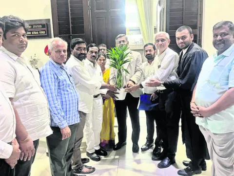 ఫ్యామిలీ కోర్టు మంజూరు చేయాలని వినతి