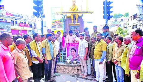 ఆటో డ్రైవర్ల బతుకులు ఆగం చేసిండ్రు