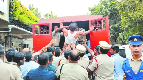 బీజేపీ కార్పొరేటర్ల బైఠాయింపు పోలీసులతో తరలింపు 