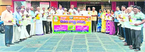 ప్రభుత్వ నిర్వాకంతో చేనేత పరిశ్రమ కుదేలు 