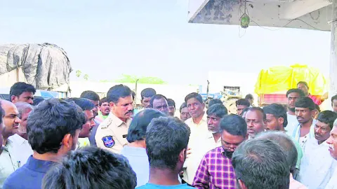 పత్తి కొనాలని రైతుల ఆందోళన